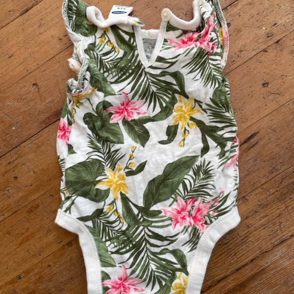 Super cute onesie with ruffle sleeves - Picture 2 of 2